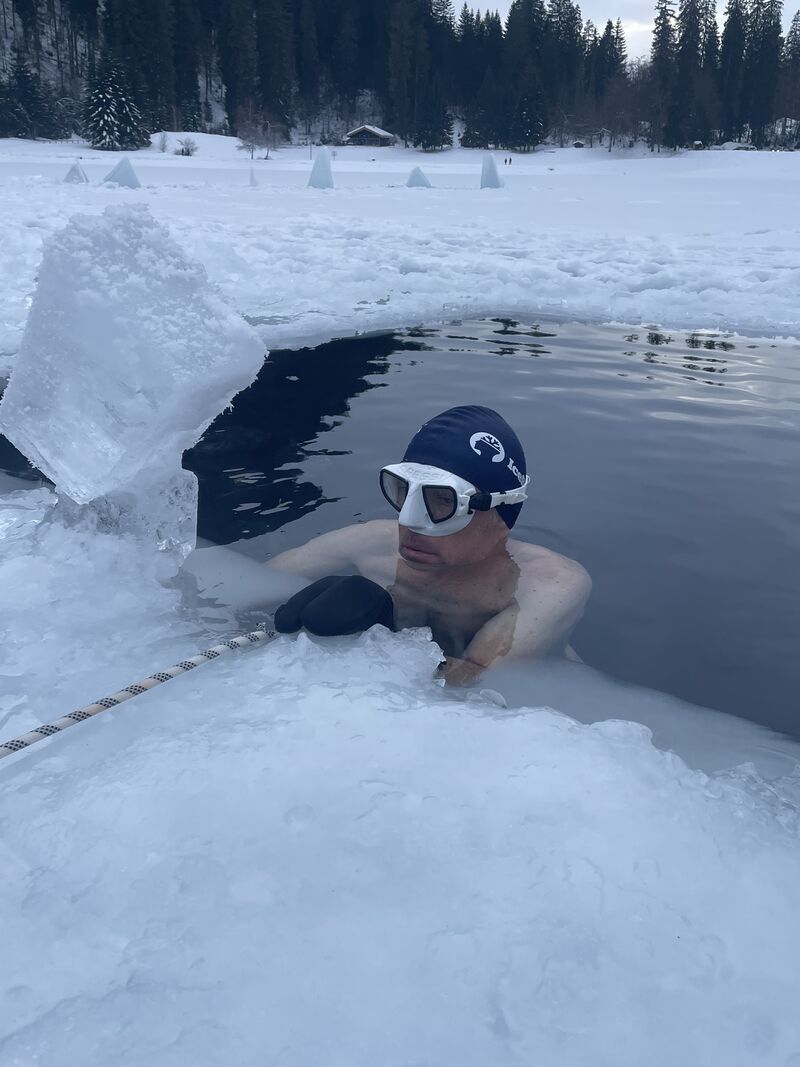 Fred Chevalier en immersion dans un lac gelé